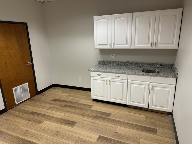 1050 Post And Paddock St, Grand Prairie, TX for lease - Interior Photo - Image 3 of 11