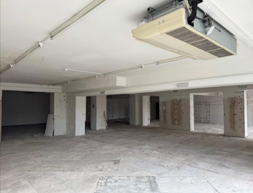 1-6 Clock Para, Enfield for lease Interior Photo- Image 1 of 1