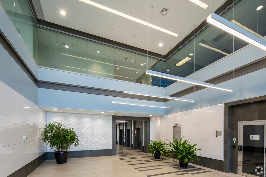 2265 Upper Middle Rd E, Oakville, ON à louer - Hall d’entrée - Image 3 de 7