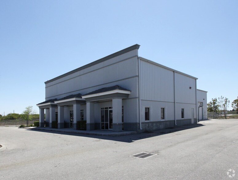 5450 Lee St, Lehigh Acres, FL à louer - Photo du bâtiment - Image 2 de 5
