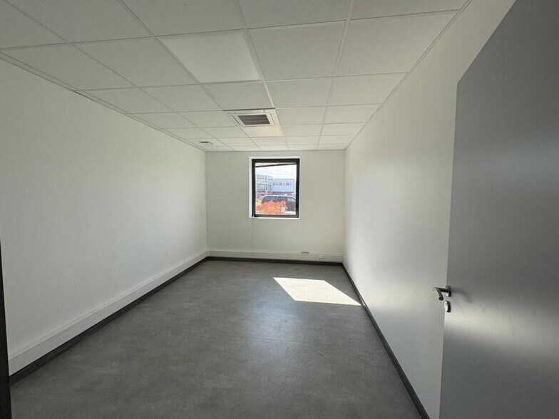 10 Rue De La Guerlande, Châtenoy-le-Royal for lease - Interior Photo - Image 3 of 7