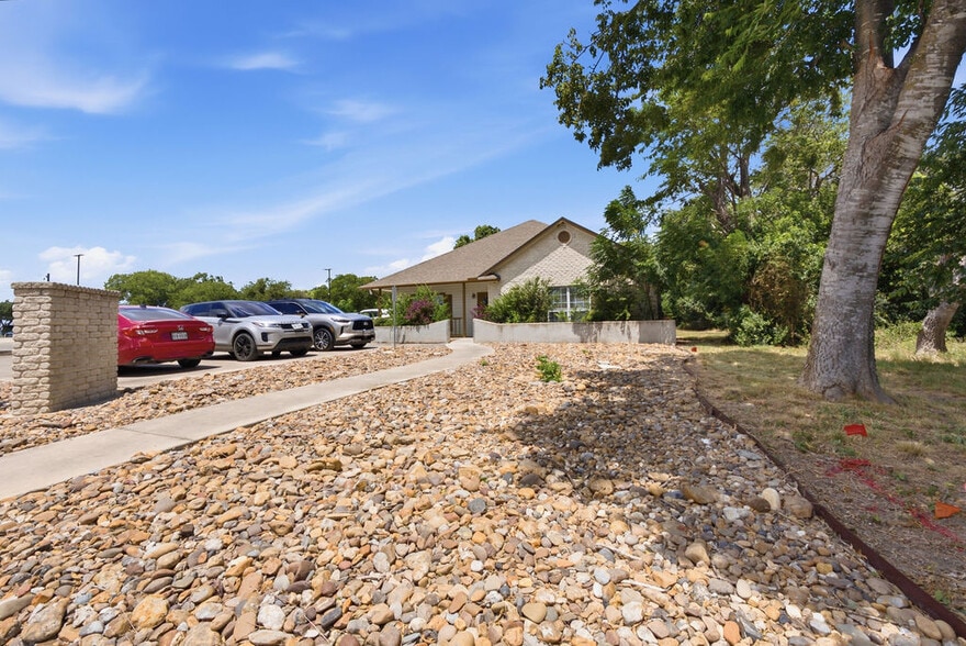 215 Courtyard Dr, New Braunfels, TX for lease - Building Photo - Image 3 of 12