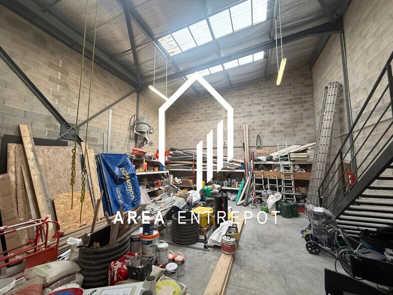 Flex in Marseille for lease - Interior Photo - Image 3 of 6