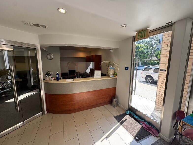 124 N Locust St, Inglewood, CA à vendre - Hall d’entrée - Image 3 de 10