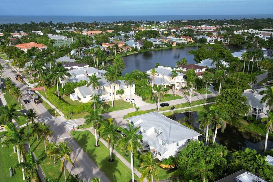 625 8th Ave S, Naples, FL à vendre - Photo du bâtiment - Image 1 de 12