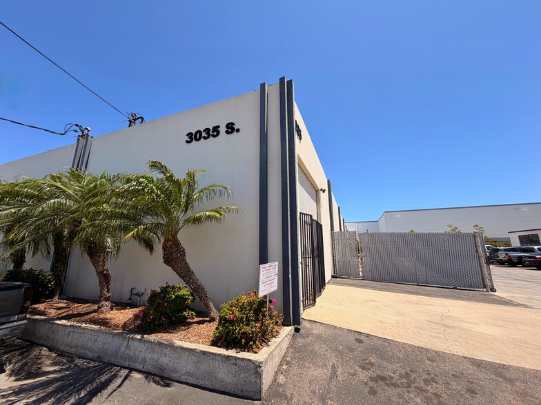 3035 S Halladay St, Santa Ana, CA à louer - Photo du bâtiment - Image 2 de 5