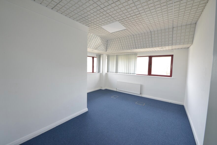 Dwight Rd, Watford for lease - Building Photo - Image 2 of 8