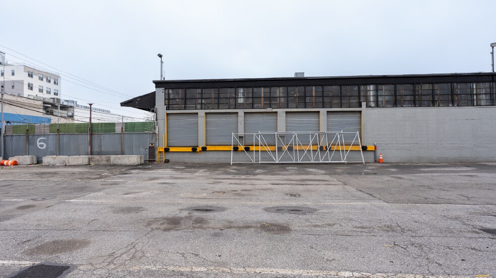 273 Meserole Ave, Brooklyn, NY à louer - Photo du bâtiment - Image 3 de 10