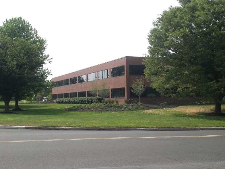 125 Pheasant Run, Newtown, PA for lease - Building Photo - Image 2 of 5