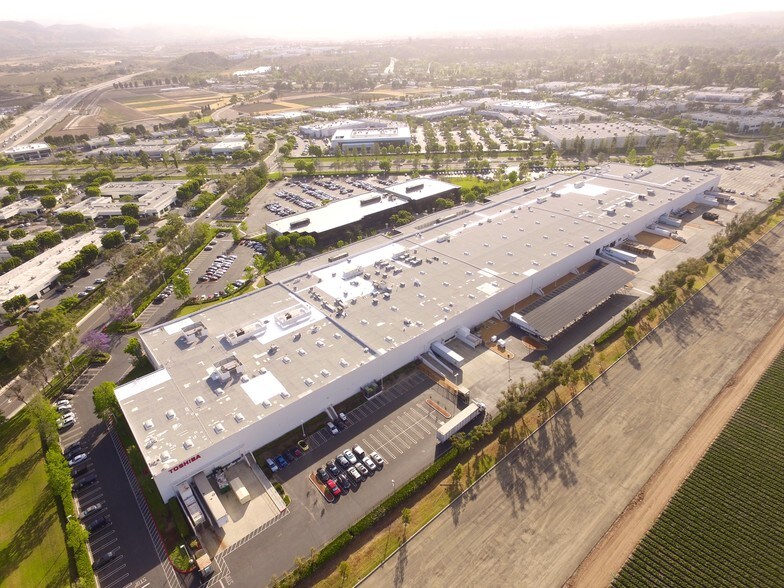 9750 Irvine Blvd, Irvine, CA à louer - Photo du bâtiment - Image 2 de 12