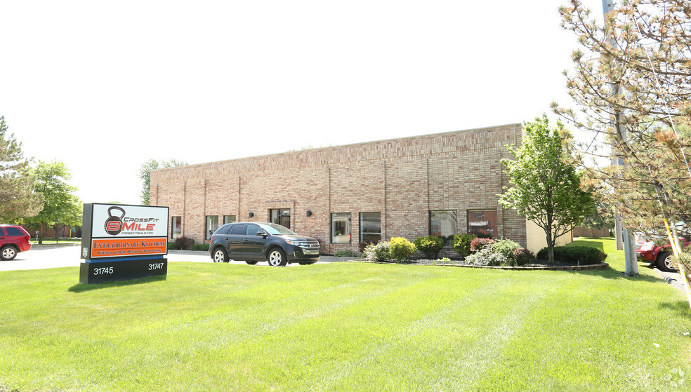 31745-31747 8 Mile Rd, Livonia, MI for lease - Building Photo - Image 3 of 7