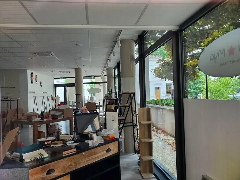 Bureau dans Genas à louer - Photo du bâtiment - Image 2 de 6