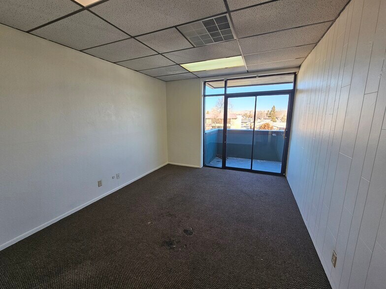 550 E Plumb Ln, Reno, NV à louer - Photo du bâtiment - Image 2 de 11