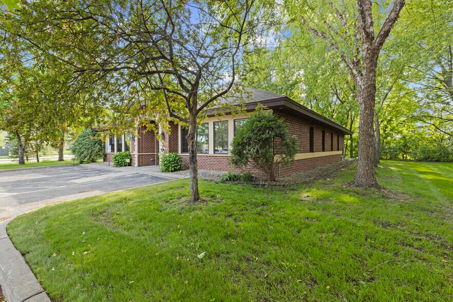 9340 Hennepin Town Rd, Eden Prairie, MN à vendre - Photo du bâtiment - Image 3 de 32