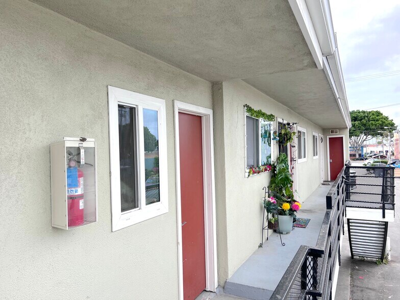 7.5% CAP! 15 UNITS MIXED-USE IN OXNARD portefeuille de 2 propriétés à vendre sur LoopNet.ca - Photo du bâtiment - Image 3 de 3