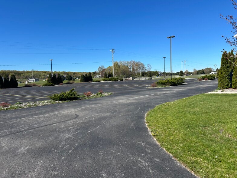 4975 E Traverse Hwy, Traverse City, MI à louer - Photo du bâtiment - Image 3 de 31
