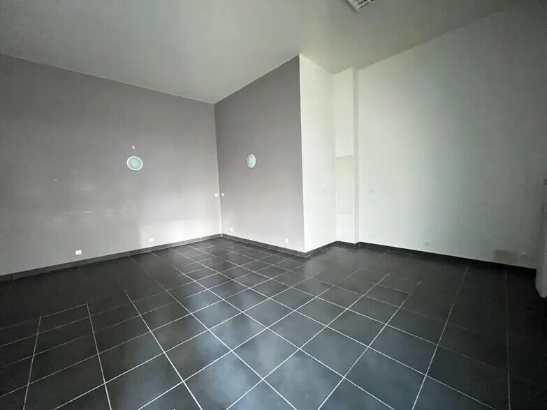 27 Rue D'Inkermann, Villeurbanne for lease - Interior Photo - Image 2 of 4