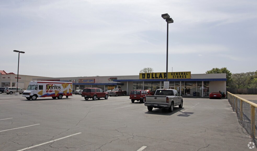 6532-6546 Meadowbrook Dr, Fort Worth, TX à louer - Photo du bâtiment - Image 2 de 3