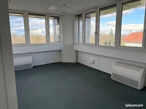 Office in Bron for lease Interior Photo- Image 2 of 8