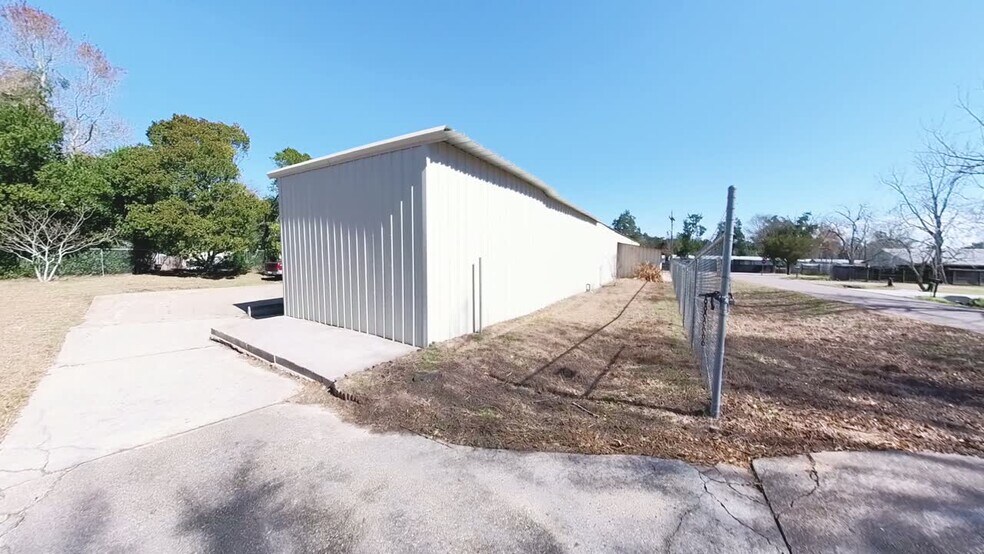 401 Industrial Park Ln, Willis, TX à vendre - Vidéo sur l’inscription commerciale - Image 2 de 25