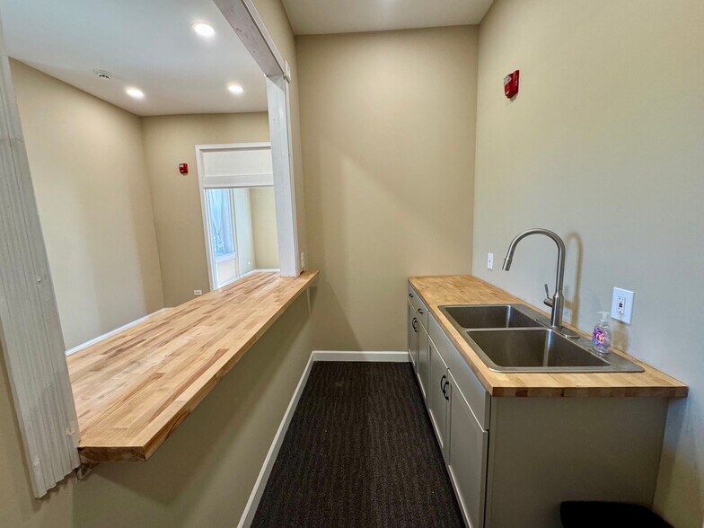 111 W Madison St, Yorkville, IL à louer - Photo du bâtiment - Image 3 de 7