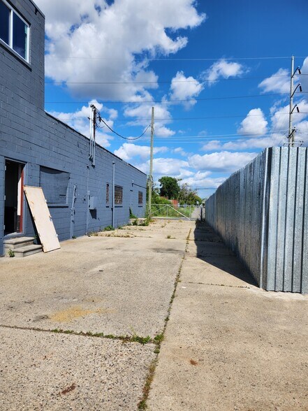 13507 Auburn St, Detroit, MI à vendre - Photo du bâtiment - Image 3 de 29