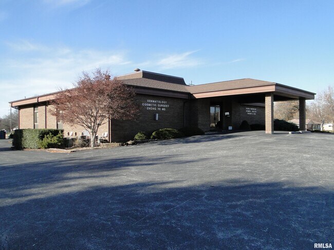 Plus de détails pour 909 E Grant St, Macomb, IL - Bureau à vendre