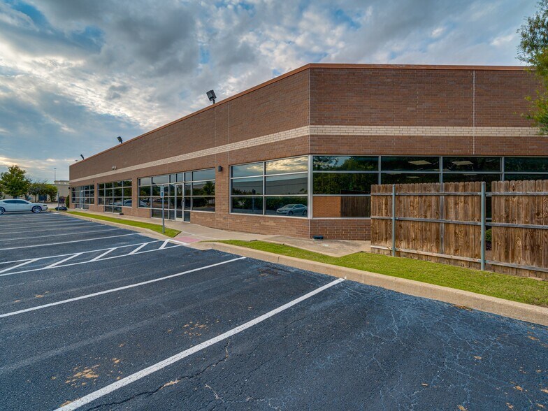 689 Airport Fwy, Hurst, TX à louer - Photo du bâtiment - Image 3 de 23