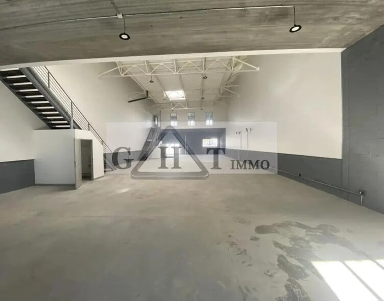 Industrial in Vaux-le-Pénil for lease - Interior Photo - Image 2 of 4