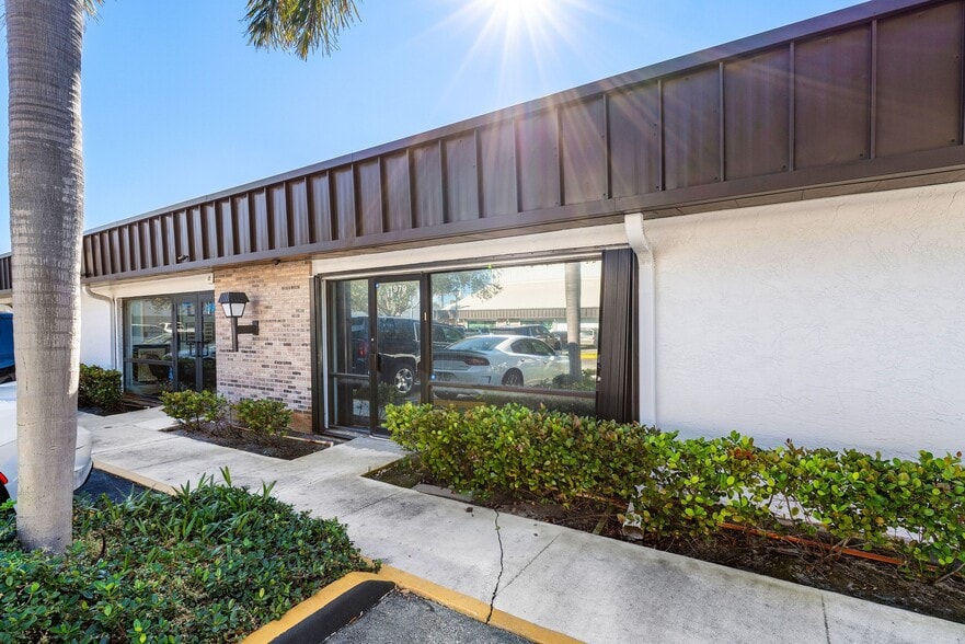 1979 10th Ave N, Lake Worth Beach, FL à vendre - Photo du bâtiment - Image 2 de 6