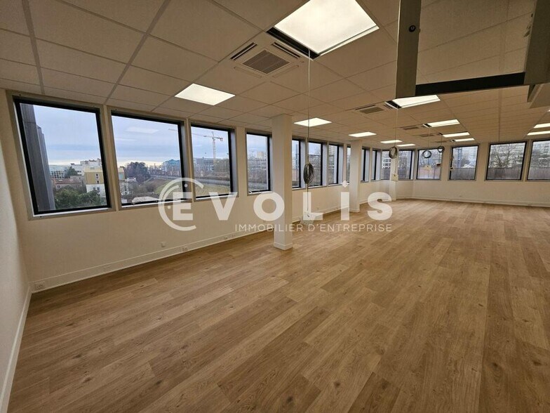 Office in Malakoff for lease - Interior Photo - Image 3 of 8