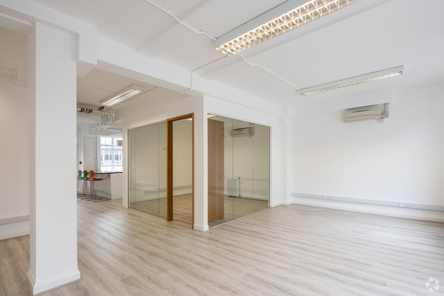 19 Margaret St, London for lease - Interior Photo - Image 3 of 9