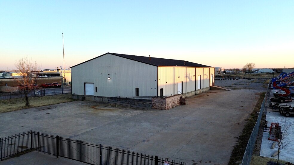 9600 NW 10th St, Oklahoma City, OK à louer - Photo du bâtiment - Image 1 de 10