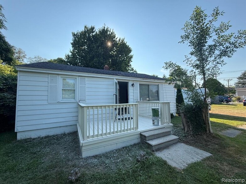 7189 Lakeshore Rd, Lakeport, MI for sale - Building Photo - Image 2 of 2