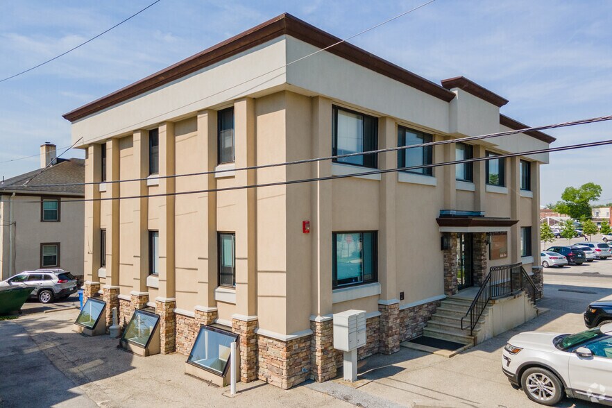 24 Louella Ct, Wayne, PA à louer - Photo du bâtiment - Image 3 de 5