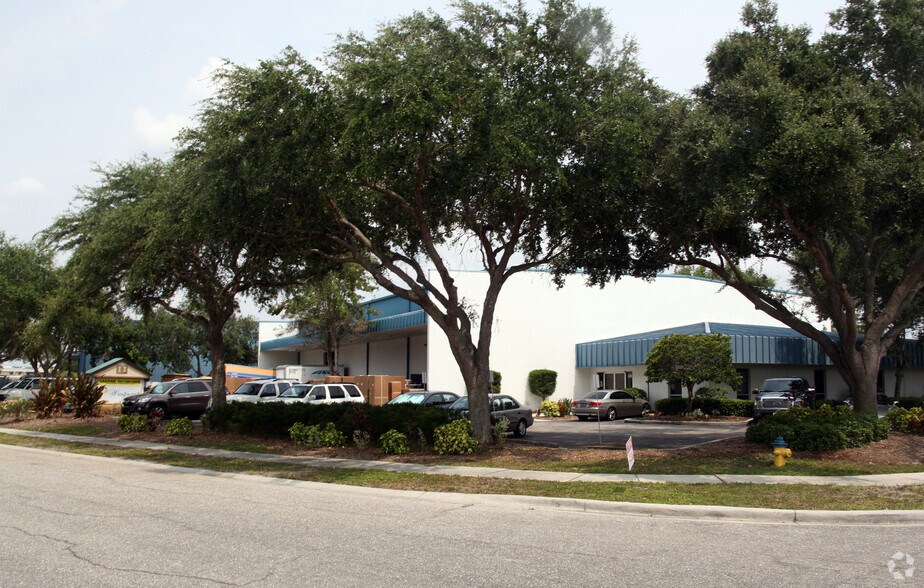 1130 Commerce Blvd, Sarasota, FL à vendre - Photo du bâtiment - Image 3 de 7
