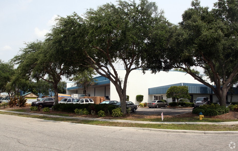 1130 Commerce Blvd, Sarasota, FL à vendre - Photo du bâtiment - Image 3 de 7