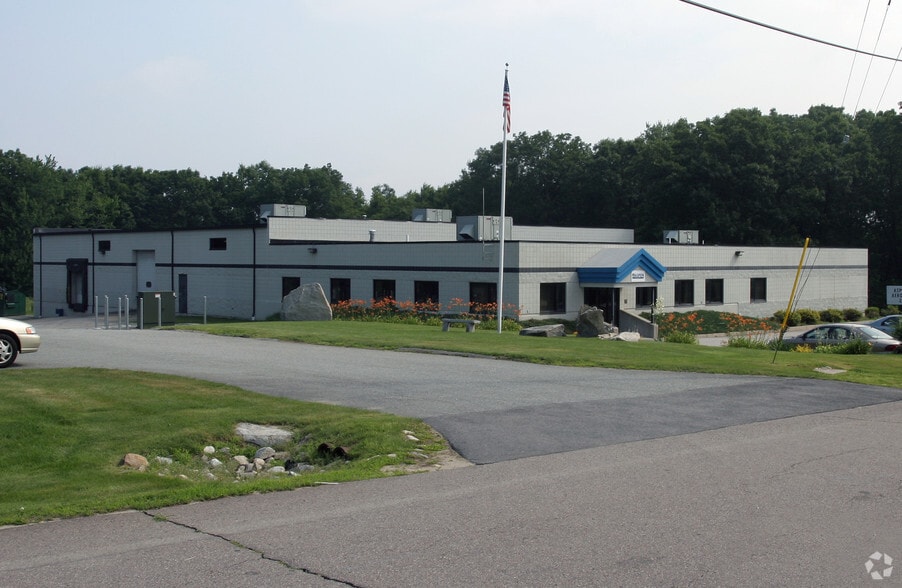 27 Wellington Rd, Lincoln, RI à louer - Photo du bâtiment - Image 2 de 9