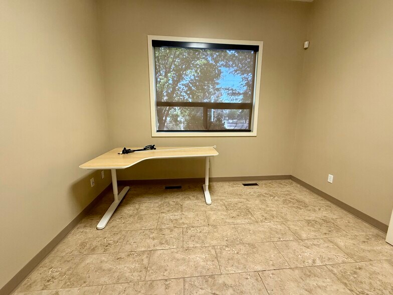 9005 127 Av NW, Edmonton, AB à louer - Photo du bâtiment - Image 3 de 15