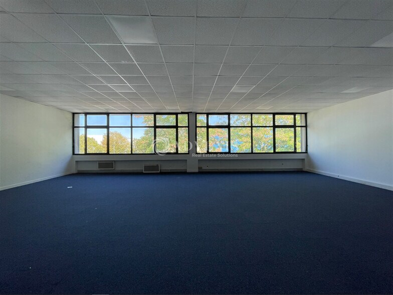 Office in Villejuif for lease - Interior Photo - Image 3 of 11