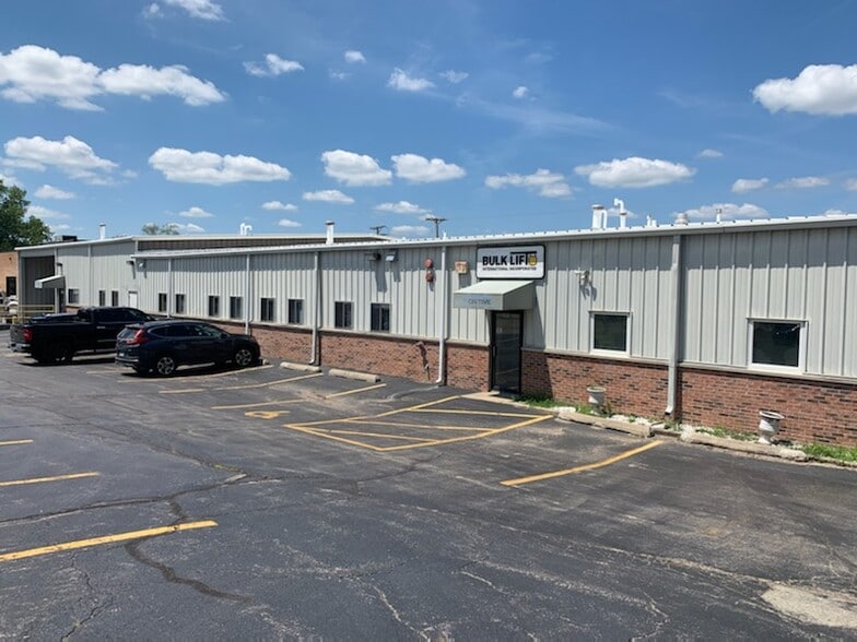 1013 Tamarac Dr, Carpentersville, IL for lease - Primary Photo - Image 1 of 11