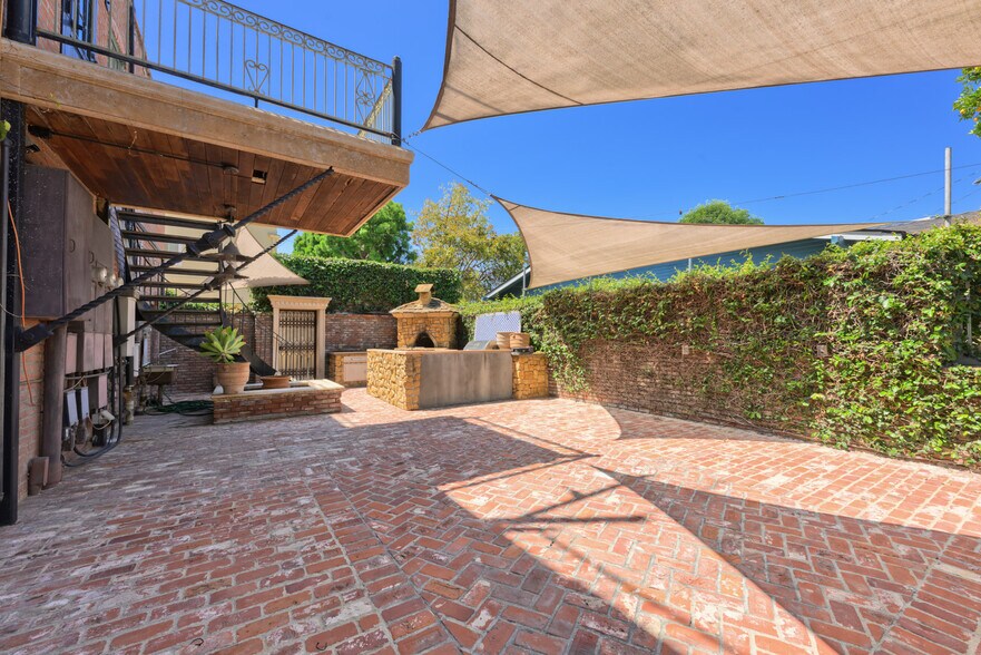 Mixed-Use Investment/User Portfolio portefeuille de 4 propriétés à vendre sur LoopNet.ca - Photo du bâtiment - Image 3 de 12