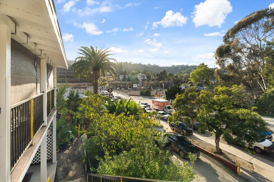 3234 Barham Blvd, Los Angeles, CA à vendre - Photo du bâtiment - Image 3 de 20