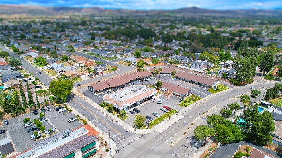 901 E Yorba Linda Blvd, Placentia, CA à vendre - Photo du bâtiment - Image 2 de 8
