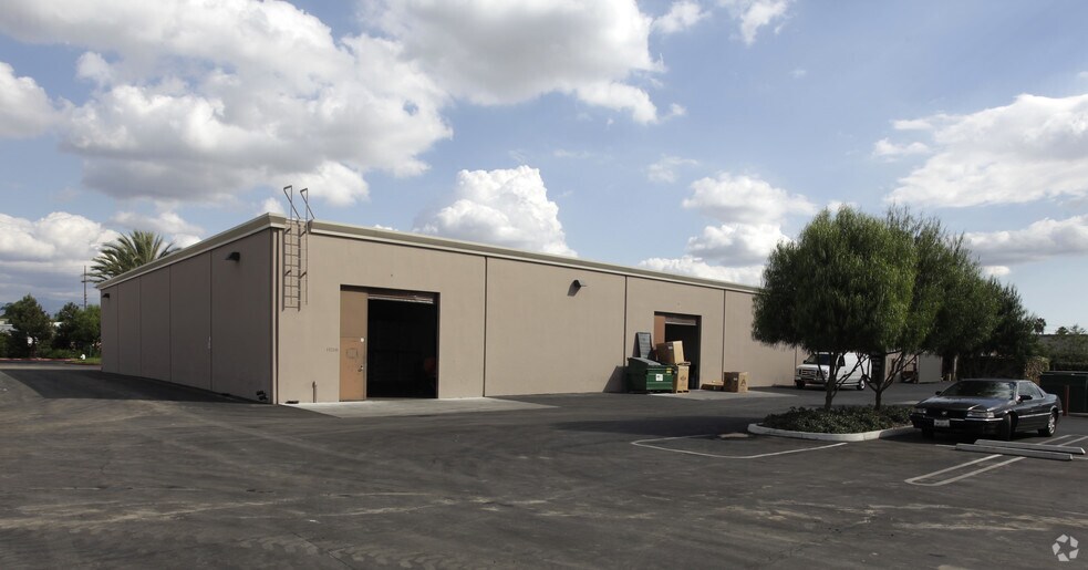 1521 E McFadden Ave, Santa Ana, CA à louer - Photo du bâtiment - Image 2 de 9