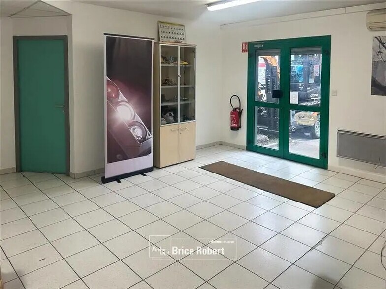 Office in Saint-Bonnet-de-Mure for lease - Interior Photo - Image 3 of 7