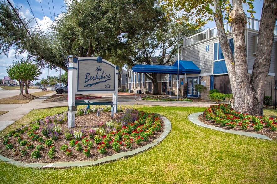 8600 Theta St, Houston, TX à vendre - Photo du bâtiment - Image 2 de 39