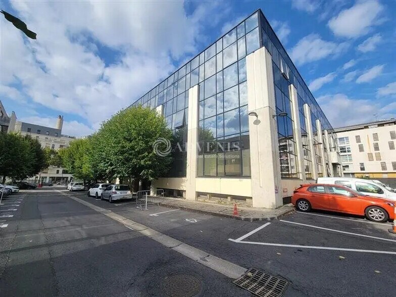 Bureau dans Saint-Ouen-sur-Seine à louer - Photo du bâtiment - Image 1 de 12