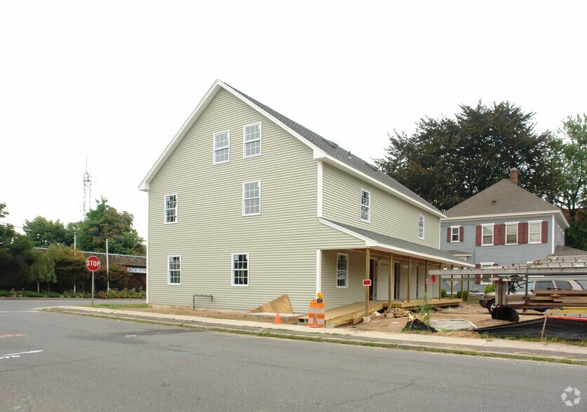 100 W Main St, Plainville, CT à louer - Photo du bâtiment - Image 3 de 7