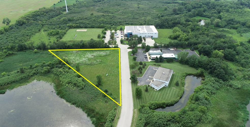 7 Galaxy Way, Woodstock, IL for sale - Building Photo - Image 3 of 6